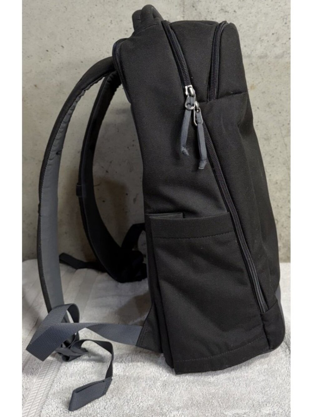 YETI Crossroads 23 Backpack Black 23L Laptop Travel Carry-On Hiking Bag - Picture 2 of 10